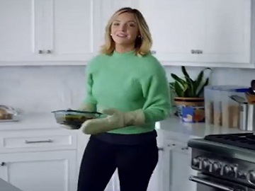 Abby Elliott in Swiffer Commercial