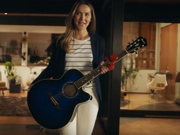 American Express Commercial - Woman Buying Guitar