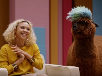 Samsung Galaxy Note10 Alpaca Commercial - Curly Blonde Girl