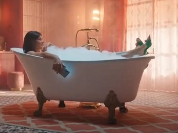 Rakuten Cha-Ching Commercial - Feat. Woman in Bathtub Buying Heels