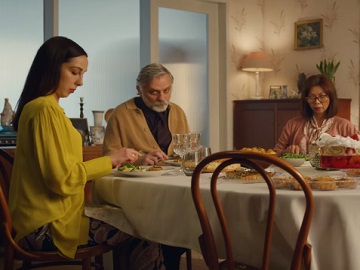Carwow Family Having Dinner Advert