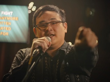 Credit Karma Man Singing in Karaoke Bar Commercial Actor